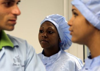 El promedio de edad de los trabajadores de la Planta de Biosensores del Centro de Inmunoensayo, es de 25 años. La mayoría de los jóvenes trabajadores son técnicos graduados en la especialidad de Química, en el Politécnico de Química Mártires de Girón, de La Habana. Foto: Ladyrene Pérez/ Cubadebate